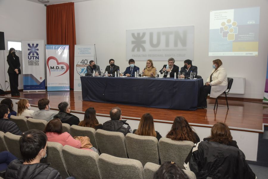 Alicia encabezó la firma de convenios destinados a la formación de agentes para la atención de infancias y adolescencias