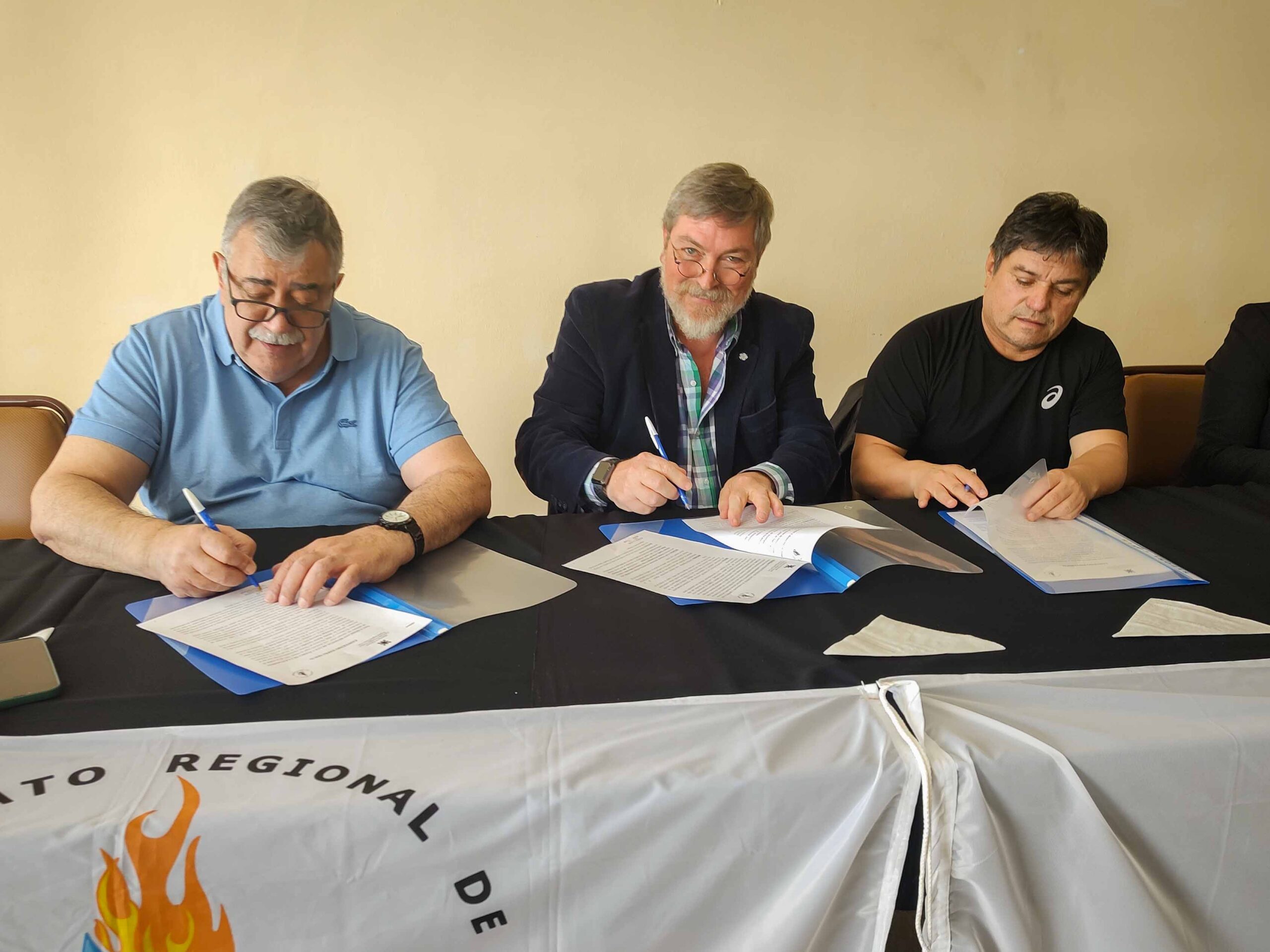 Firma de convenio específico entre la UTN Facultad Regional Santa Cruz y el Sindicato Regional de Luz  de la Patagonia